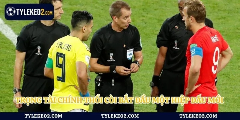 Trọng tài chính thổi còi bắt đầu một hiệp đấu mới 